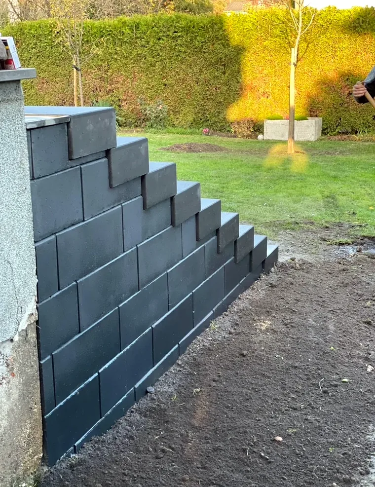 Blockstufen-Treppe am Hang, Ansicht von unten