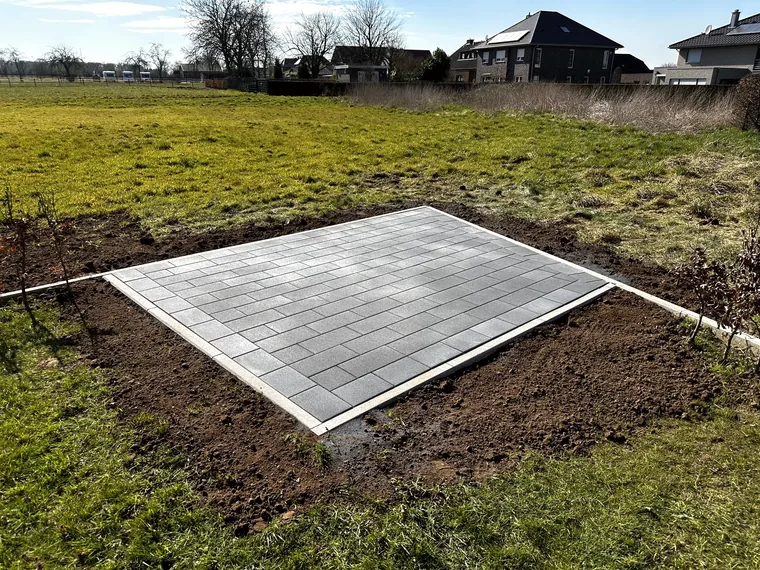Fertig verlegte Plattenfläche im Rasen