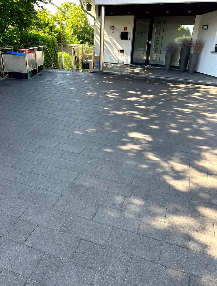Neu gepflasterte Einfahrt aus grauem Betonstein