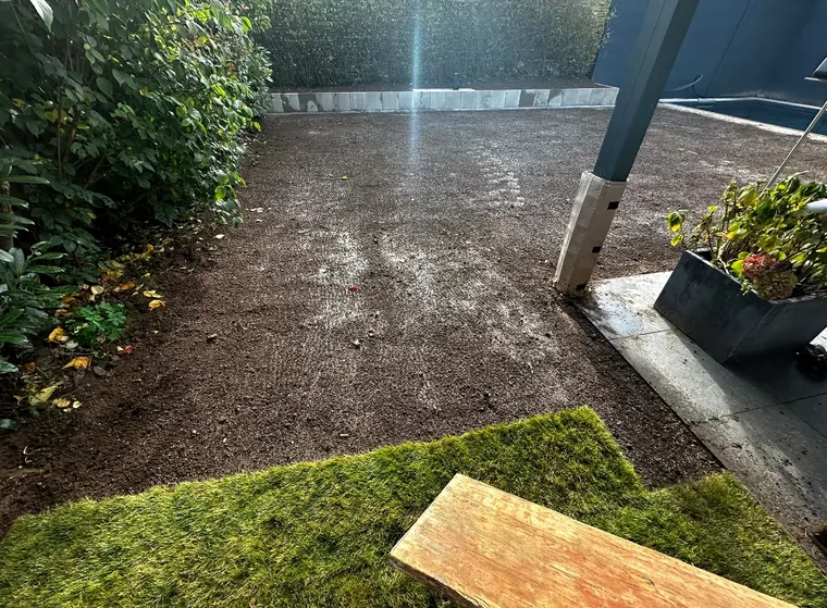 Vorbereitetes Erdplanum vor dem Verlegen des Rollrasens