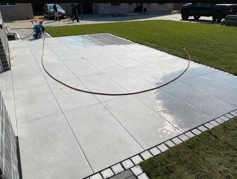 Terrasse aus großformatigen grauen Platten