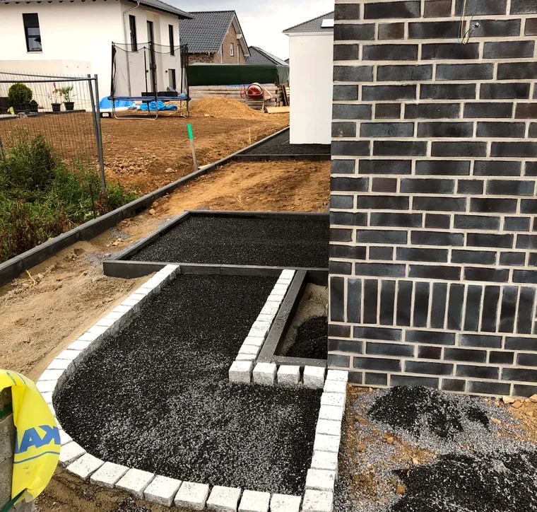 Wegebau mit gesetzten Randsteinen und vorbereiteter Tragschicht